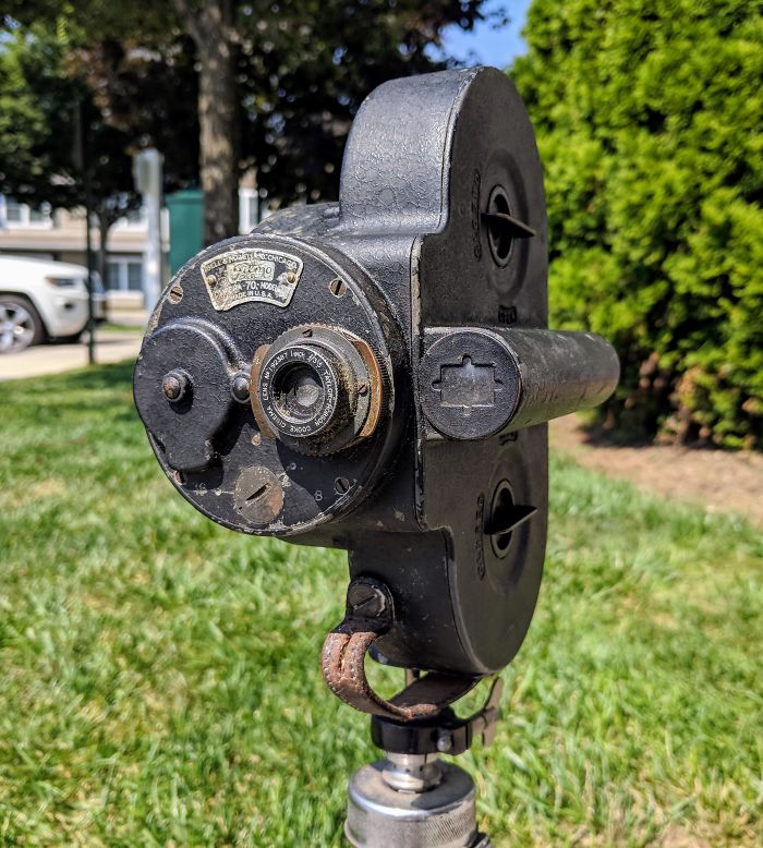 I Found This Movie Camera From 1926 At A Garage Sale For $15 Last Weekend