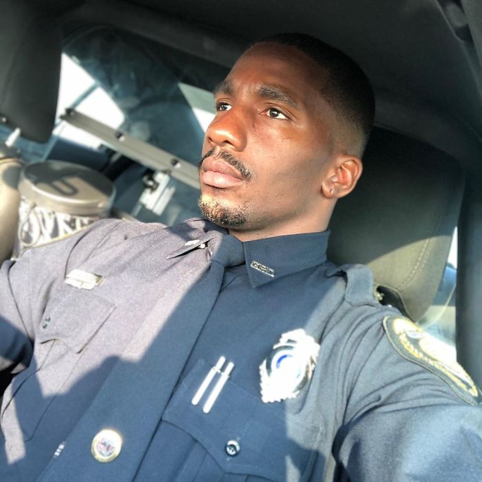 Police Officer Spends His Lunch Break With A Homeless Woman, The Moment Goes Viral