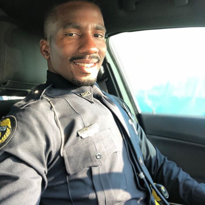 Police Officer Spends His Lunch Break With A Homeless Woman, The Moment Goes Viral