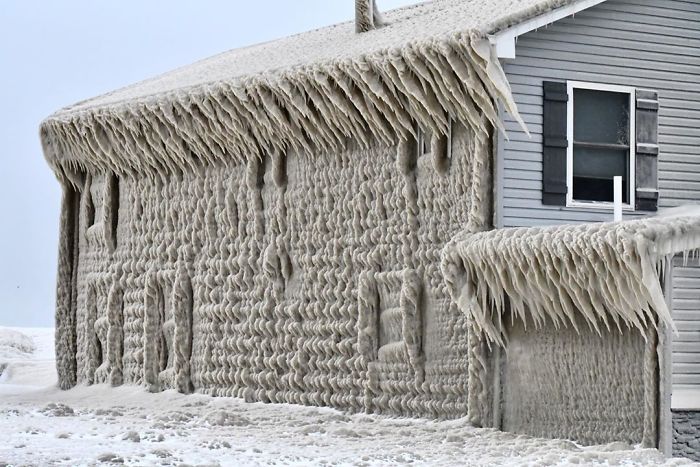 People's Homes Near Lake Erie Get Covered In Thick Ice, They Say It Looks Cool But It's A Nightmare To Live In People's Homes Near Lake Erie Get Covered In Thick Ice, They Say It Looks Cool But It's A Nightmare To Live In