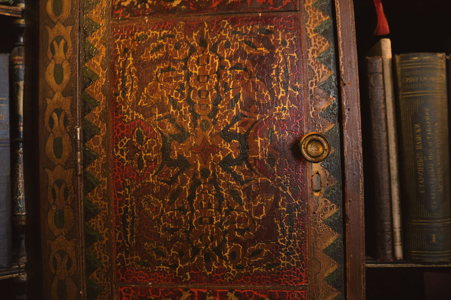 I Photographed A Bookstore That Looks Like A Hogwarts Tower Room