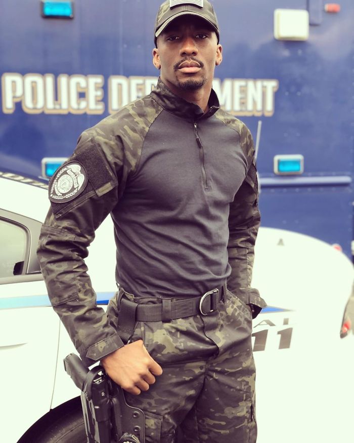 Police Officer Spends His Lunch Break With A Homeless Woman, The Moment Goes Viral