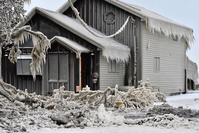 People's Homes Near Lake Erie Get Covered In Thick Ice, They Say It Looks Cool But It's A Nightmare To Live In People's Homes Near Lake Erie Get Covered In Thick Ice, They Say It Looks Cool But It's A Nightmare To Live In