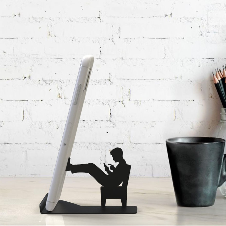 I Designed A Humorous Cell Phone Stand With Human Figures Holding Your Phone, But In Fact They’re Mostly Busy With Their Own Cell Phone! I Designed A Humorous Cell Phone Stand With Human Figures Holding Your Phone, But In Fact They’re Mostly Busy With Their Own Cell Phone!