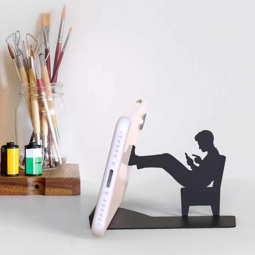 I Designed A Humorous Cell Phone Stand With Human Figures Holding Your Phone, But In Fact They’re Mostly Busy With Their Own Cell Phone! I Designed A Humorous Cell Phone Stand With Human Figures Holding Your Phone, But In Fact They’re Mostly Busy With Their Own Cell Phone!