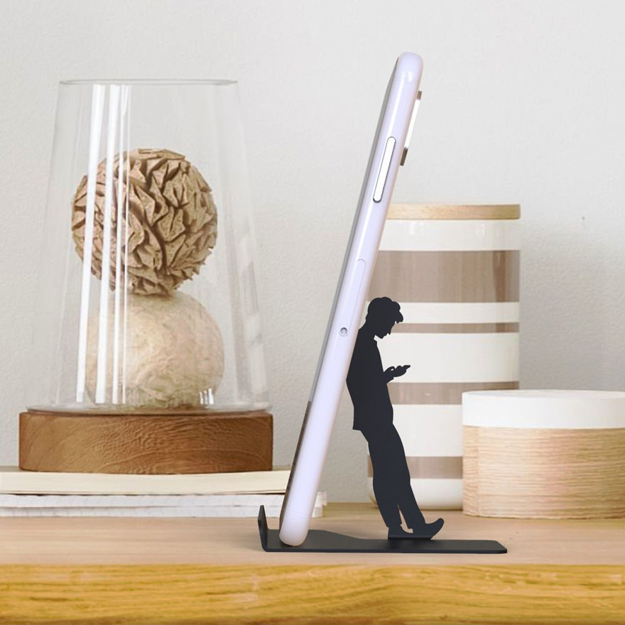 I Designed A Humorous Cell Phone Stand With Human Figures Holding Your Phone, But In Fact They’re Mostly Busy With Their Own Cell Phone! I Designed A Humorous Cell Phone Stand With Human Figures Holding Your Phone, But In Fact They’re Mostly Busy With Their Own Cell Phone!