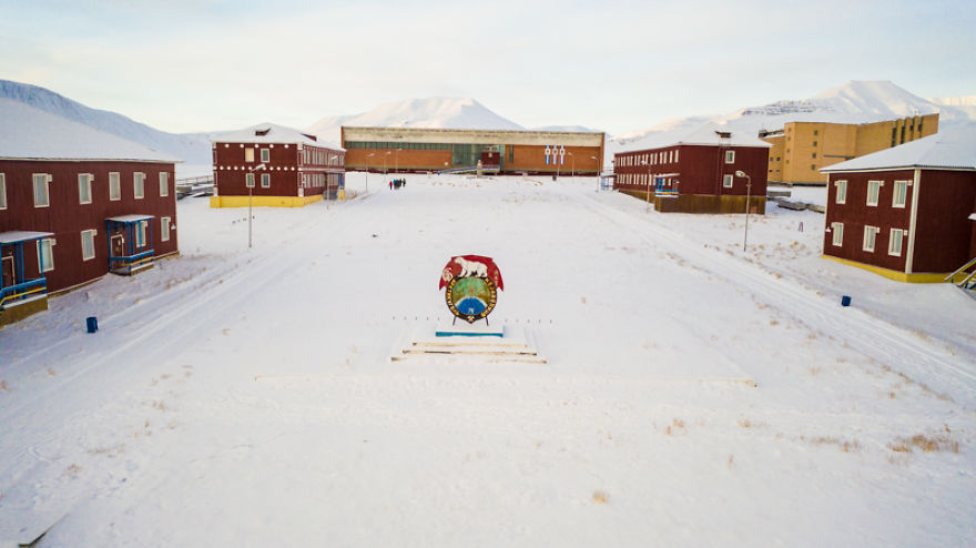 I Captured An Abandoned Russian Settlement In Norway (22 Pics)
