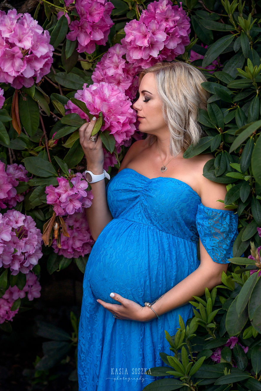 I Photograph Pregnant Women And Children In Spring Blossoms