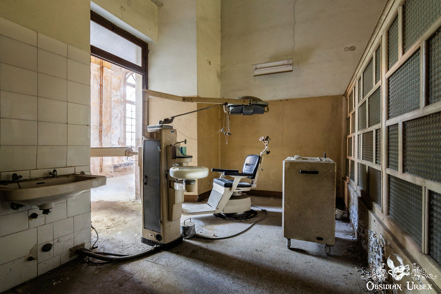 Dentist Office With Equipmen