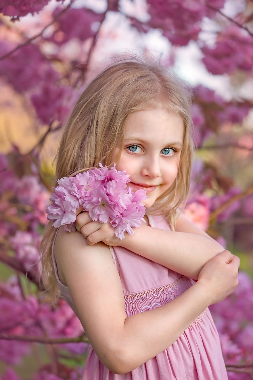 I Photograph Pregnant Women And Children In Spring Blossoms
