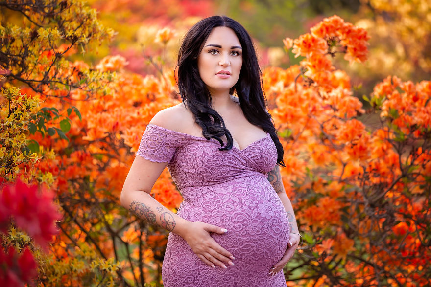 I Photograph Pregnant Women And Children In Spring Blossoms