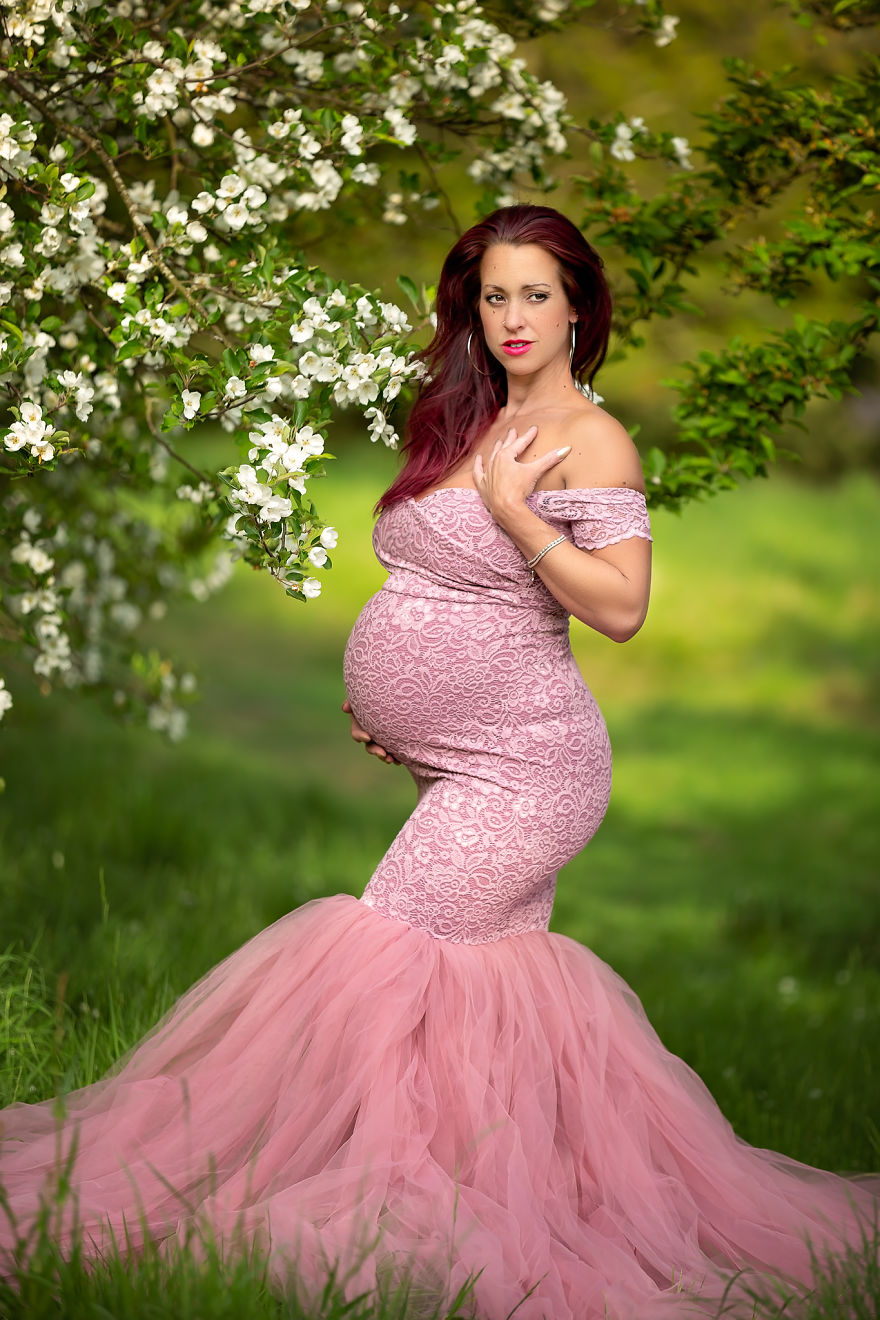 I Photograph Pregnant Women And Children In Spring Blossoms