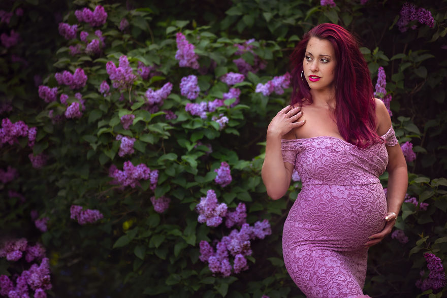 I Photograph Pregnant Women And Children In Spring Blossoms