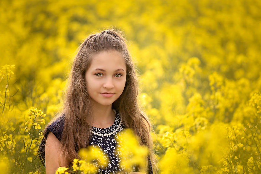 I Photograph Pregnant Women And Children In Spring Blossoms