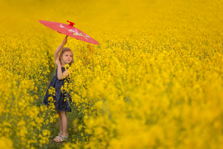 I Photograph Pregnant Women And Children In Spring Blossoms