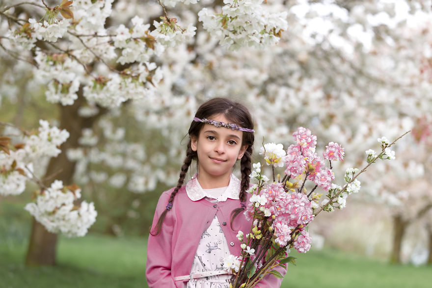 I Photograph Pregnant Women And Children In Spring Blossoms
