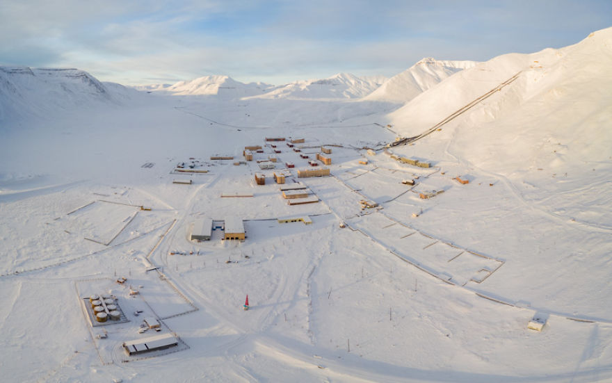 I Captured An Abandoned Russian Settlement In Norway (22 Pics)