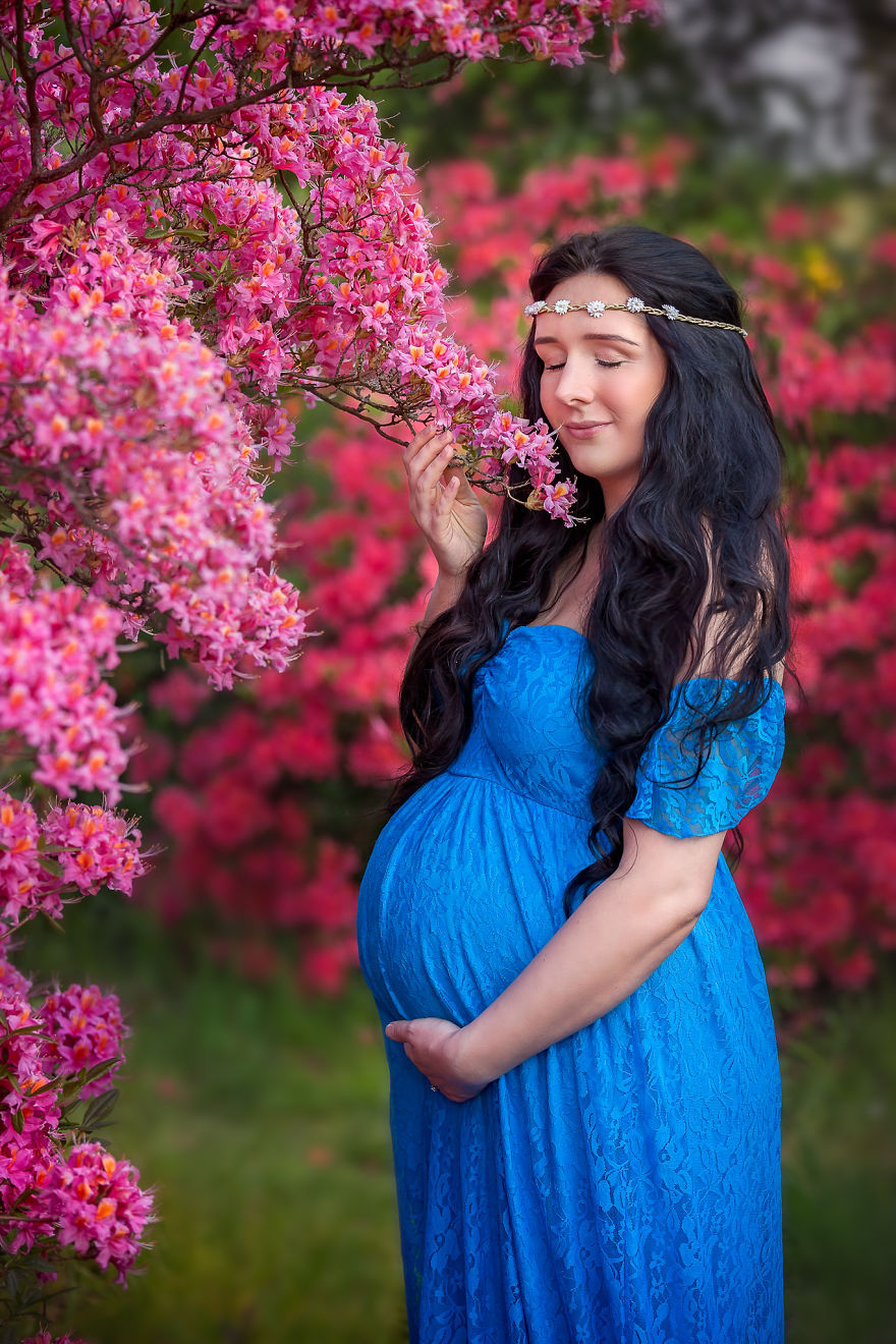 I Photograph Pregnant Women And Children In Spring Blossoms