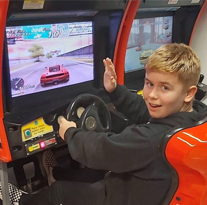 Classmates Bully This Boy For Creating An Insta Account Reviewing Books In A Group Chat, They Add Him So He Can See It Classmates Bully This Boy For Creating An Insta Account Reviewing Books In A Group Chat, They Add Him So He Can See It