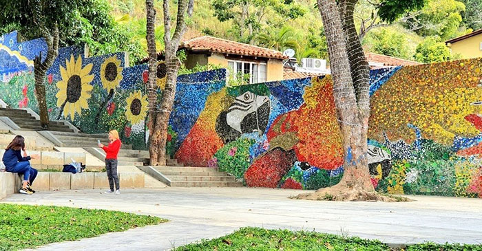 Artist Uses 200k Recycled Bottle Caps To Create Venezuela's First Eco-Mural Artist Uses 200k Recycled Bottle Caps To Create Venezuela's First Eco-Mural