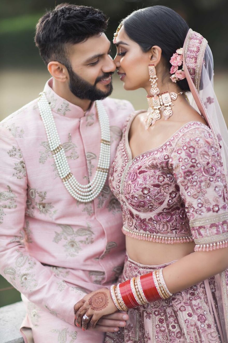 Sikh And Hindu Couple Coordinate Outfits For Their Marriage, They Look Stunning (12 Pics) Sikh And Hindu Couple Coordinate Outfits For Their Marriage, They Look Stunning (12 Pics)