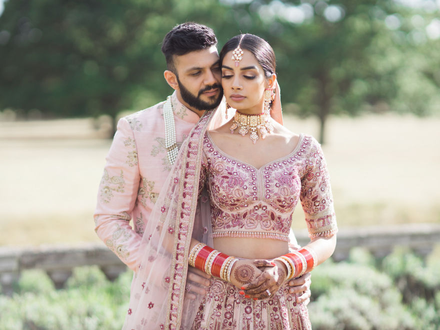 Sikh And Hindu Couple Coordinate Outfits For Their Marriage, They Look Stunning (12 Pics) Sikh And Hindu Couple Coordinate Outfits For Their Marriage, They Look Stunning (12 Pics)