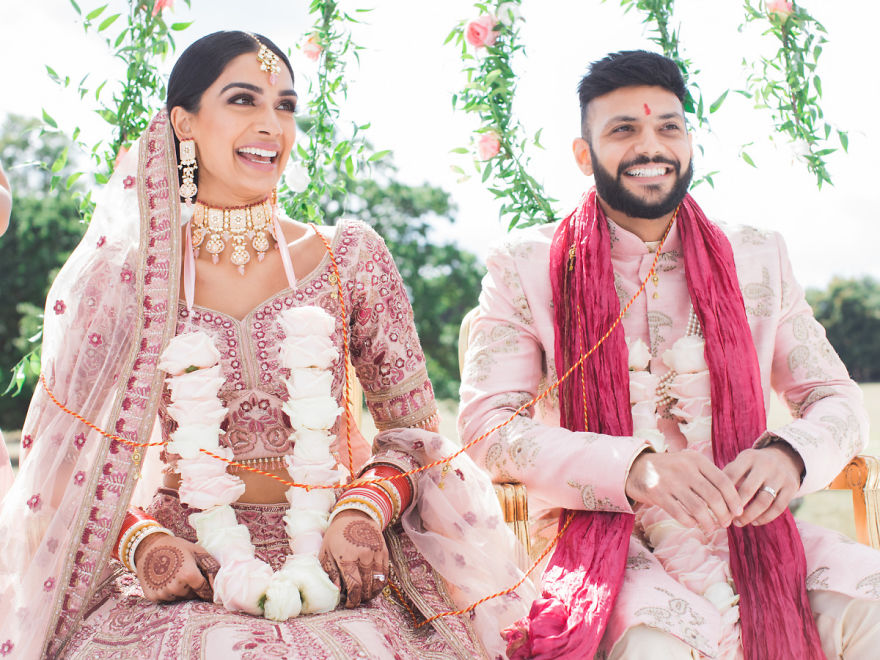 Sikh And Hindu Couple Coordinate Outfits For Their Marriage, They Look Stunning (12 Pics) Sikh And Hindu Couple Coordinate Outfits For Their Marriage, They Look Stunning (12 Pics)