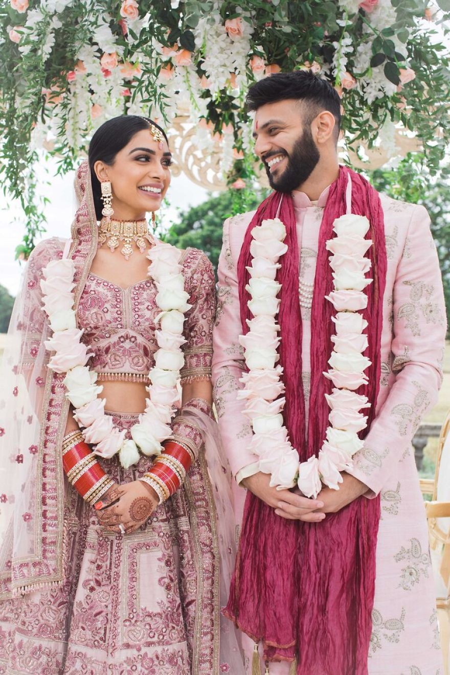 Sikh And Hindu Couple Coordinate Outfits For Their Marriage, They Look Stunning (12 Pics) Sikh And Hindu Couple Coordinate Outfits For Their Marriage, They Look Stunning (12 Pics)