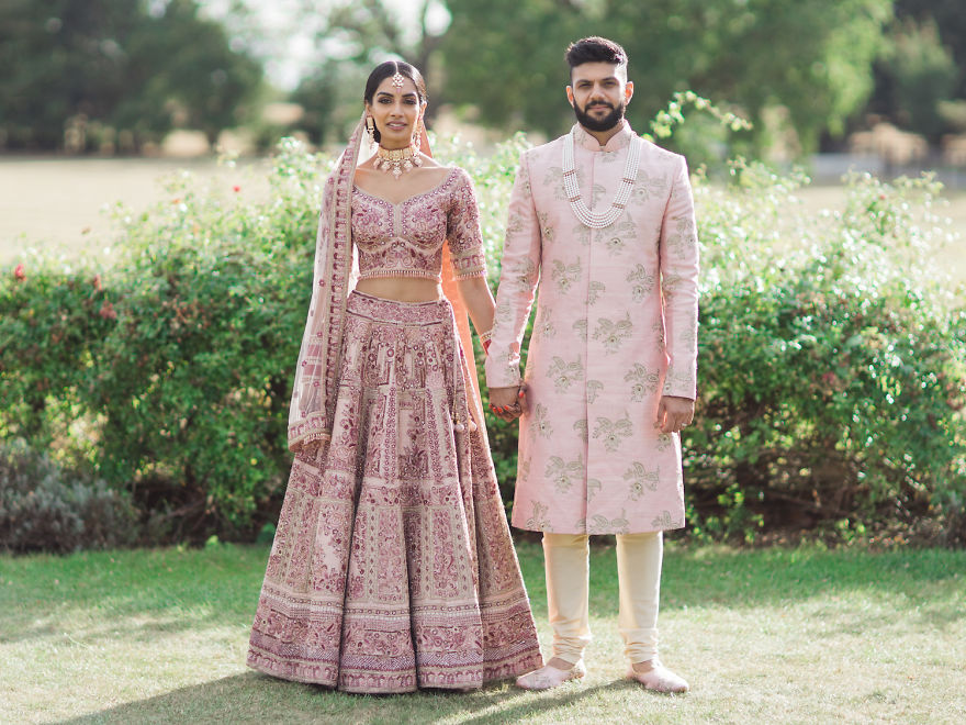 Sikh And Hindu Couple Coordinate Outfits For Their Marriage, They Look Stunning (12 Pics) Sikh And Hindu Couple Coordinate Outfits For Their Marriage, They Look Stunning (12 Pics)