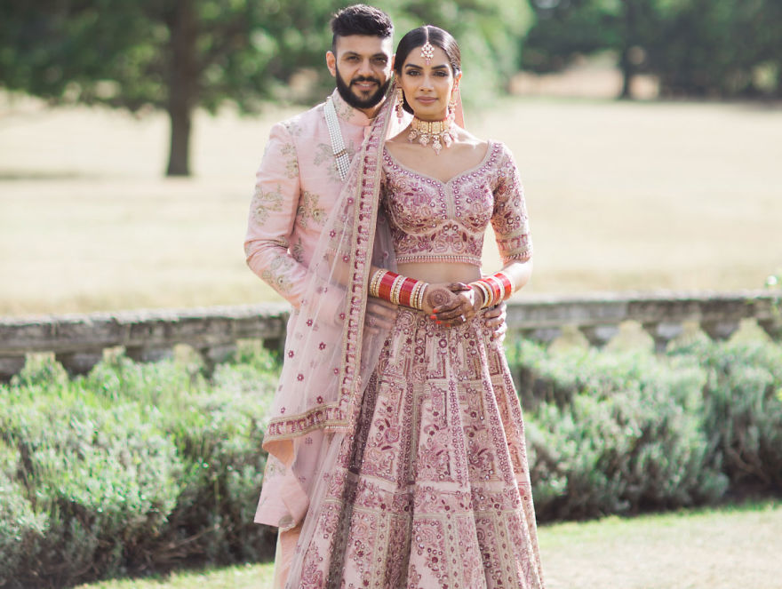 Sikh And Hindu Couple Coordinate Outfits For Their Marriage, They Look Stunning (12 Pics) Sikh And Hindu Couple Coordinate Outfits For Their Marriage, They Look Stunning (12 Pics)