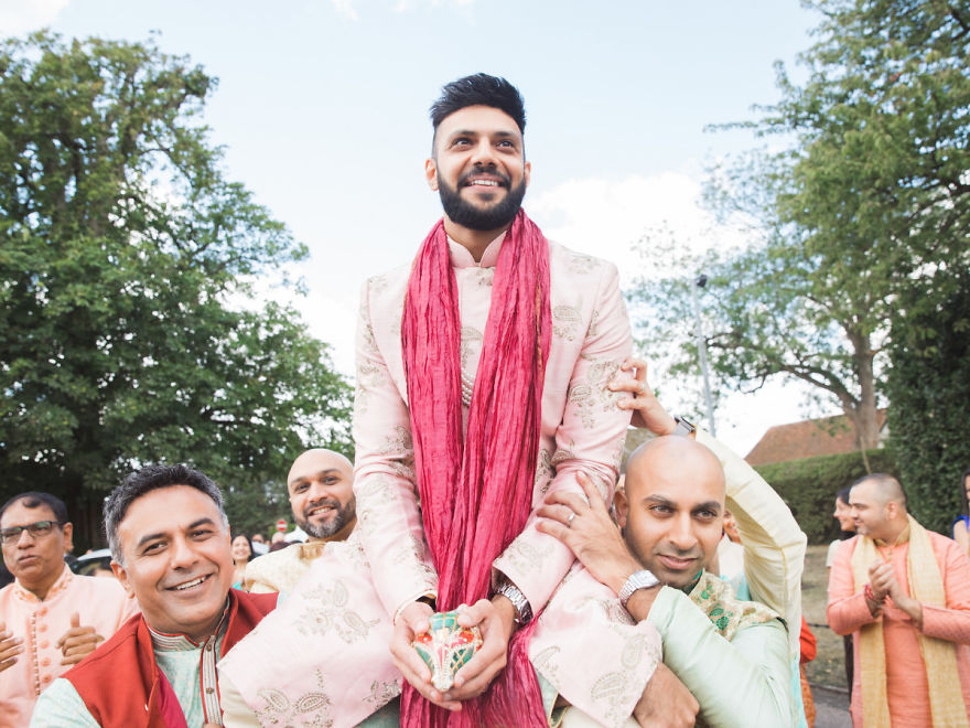 Sikh And Hindu Couple Coordinate Outfits For Their Marriage, They Look Stunning (12 Pics) Sikh And Hindu Couple Coordinate Outfits For Their Marriage, They Look Stunning (12 Pics)