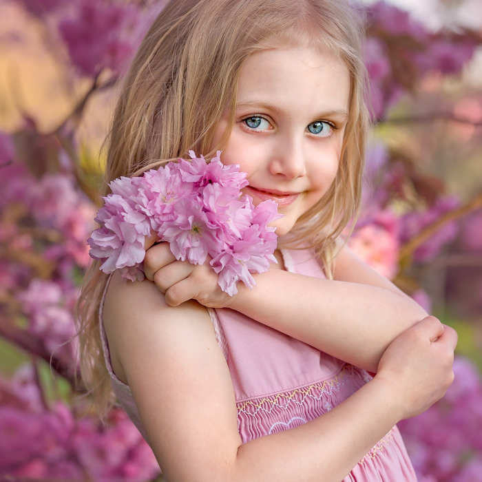 I Photograph Pregnant Women And Children In Spring Blossoms