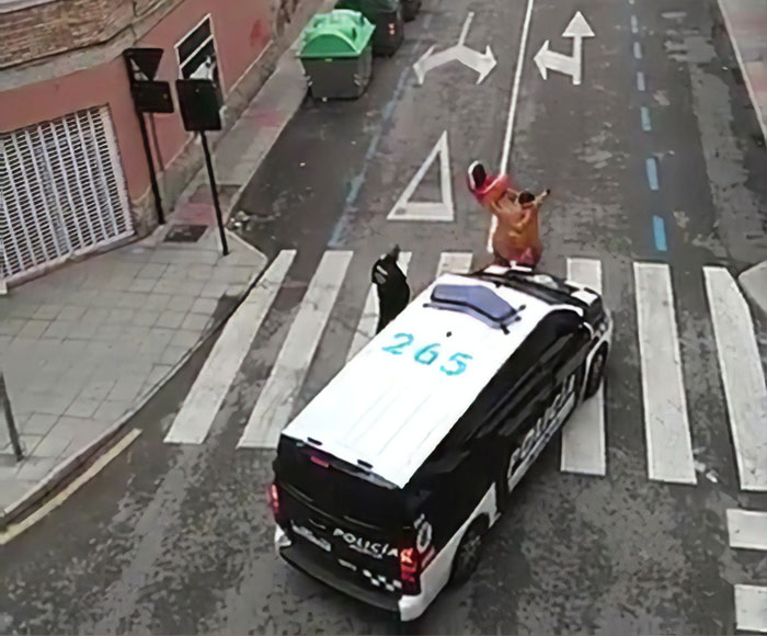 Police Caught A Man Outside In T-Rex Costume During Spain’s Coronavirus Lockdown Police Caught A Man Outside In T-Rex Costume During Spain’s Coronavirus Lockdown