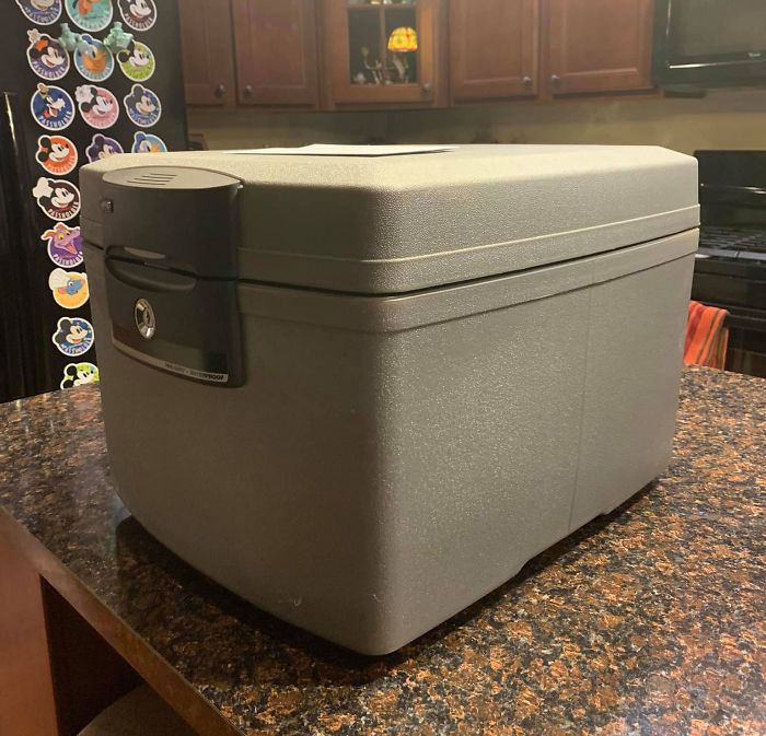 18-Year-Old Opens A Time Capsule Made By Her Parents And Relatives On Her 1st Birthday To Find It Filled With Memorabilia