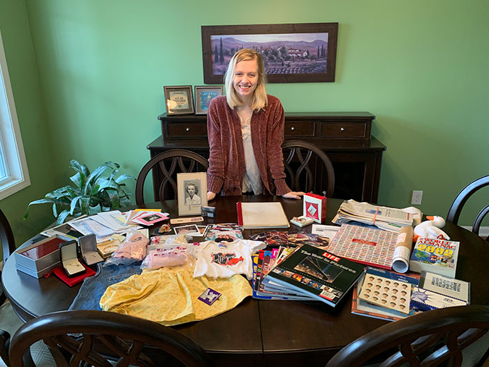 18-Year-Old Opens A Time Capsule Made By Her Parents And Relatives On Her 1st Birthday To Find It Filled With Memorabilia 18-Year-Old Opens A Time Capsule Made By Her Parents And Relatives On Her 1st Birthday To Find It Filled With Memorabilia