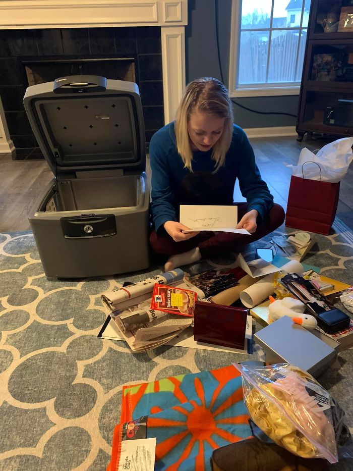 18-Year-Old Opens A Time Capsule Made By Her Parents And Relatives On Her 1st Birthday To Find It Filled With Memorabilia