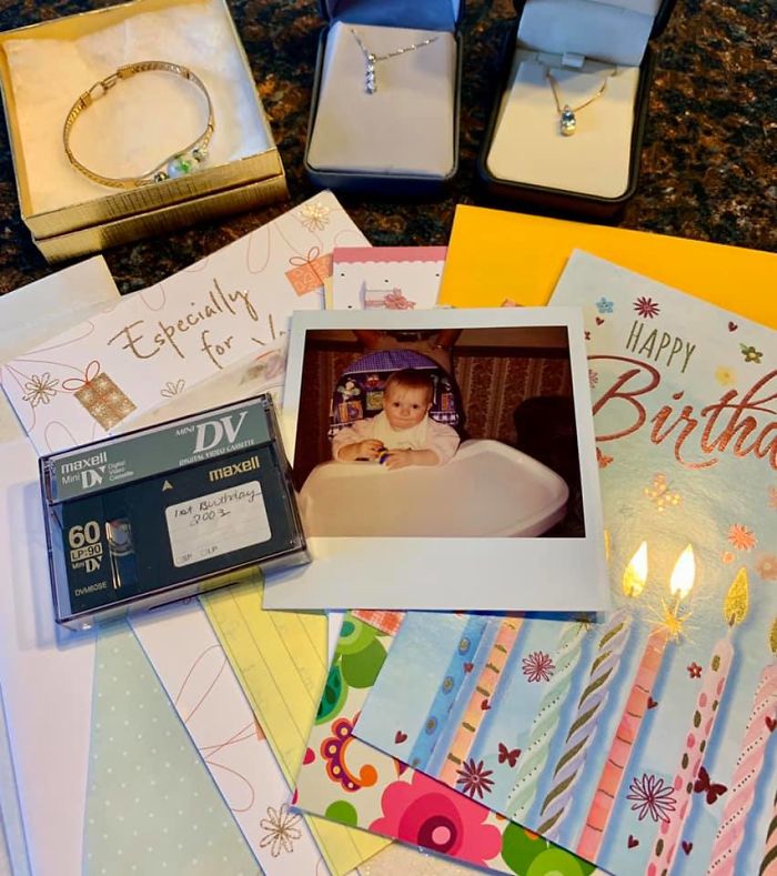 18-Year-Old Opens A Time Capsule Made By Her Parents And Relatives On Her 1st Birthday To Find It Filled With Memorabilia 18-Year-Old Opens A Time Capsule Made By Her Parents And Relatives On Her 1st Birthday To Find It Filled With Memorabilia