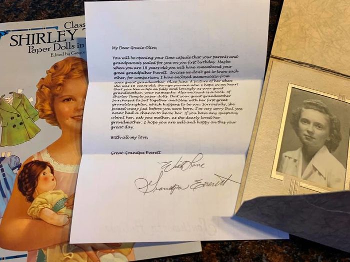 18-Year-Old Opens A Time Capsule Made By Her Parents And Relatives On Her 1st Birthday To Find It Filled With Memorabilia 18-Year-Old Opens A Time Capsule Made By Her Parents And Relatives On Her 1st Birthday To Find It Filled With Memorabilia