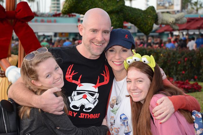 18-Year-Old Opens A Time Capsule Made By Her Parents And Relatives On Her 1st Birthday To Find It Filled With Memorabilia 18-Year-Old Opens A Time Capsule Made By Her Parents And Relatives On Her 1st Birthday To Find It Filled With Memorabilia
