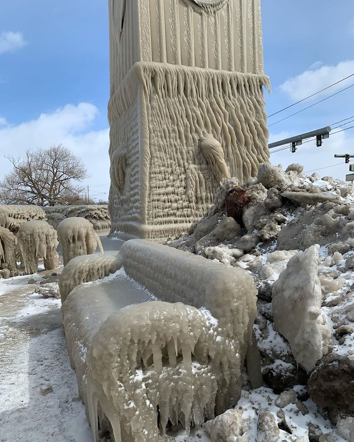 People's Homes Near Lake Erie Get Covered In Thick Ice, They Say It Looks Cool But It's A Nightmare To Live In People's Homes Near Lake Erie Get Covered In Thick Ice, They Say It Looks Cool But It's A Nightmare To Live In