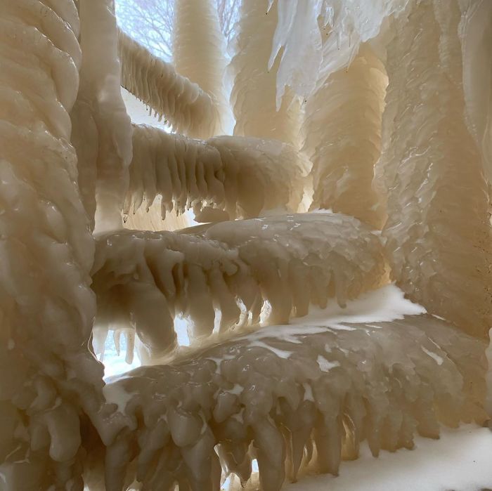 People's Homes Near Lake Erie Get Covered In Thick Ice, They Say It Looks Cool But It's A Nightmare To Live In People's Homes Near Lake Erie Get Covered In Thick Ice, They Say It Looks Cool But It's A Nightmare To Live In