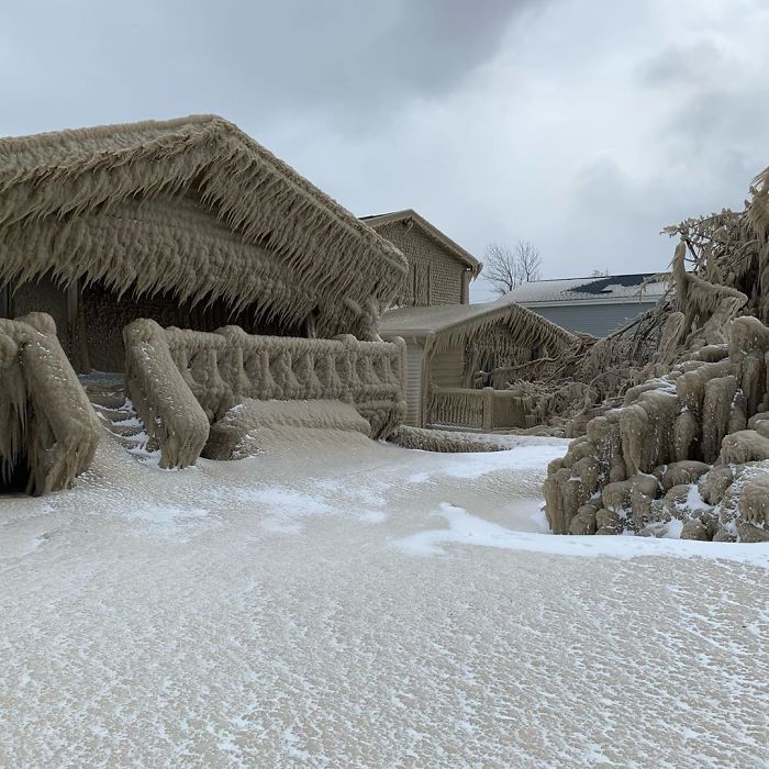 People's Homes Near Lake Erie Get Covered In Thick Ice, They Say It Looks Cool But It's A Nightmare To Live In People's Homes Near Lake Erie Get Covered In Thick Ice, They Say It Looks Cool But It's A Nightmare To Live In