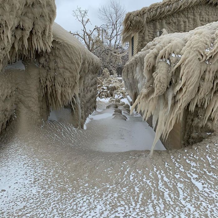 People's Homes Near Lake Erie Get Covered In Thick Ice, They Say It Looks Cool But It's A Nightmare To Live In People's Homes Near Lake Erie Get Covered In Thick Ice, They Say It Looks Cool But It's A Nightmare To Live In