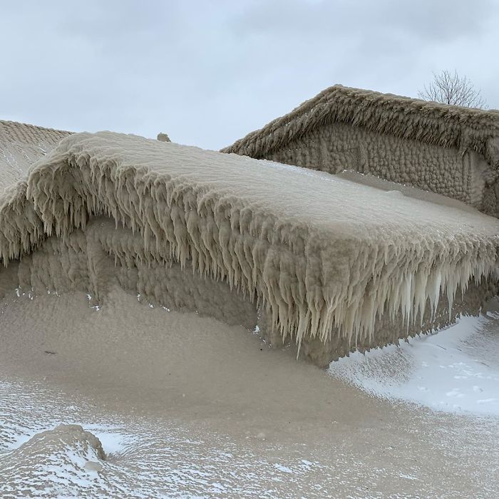 People's Homes Near Lake Erie Get Covered In Thick Ice, They Say It Looks Cool But It's A Nightmare To Live In People's Homes Near Lake Erie Get Covered In Thick Ice, They Say It Looks Cool But It's A Nightmare To Live In