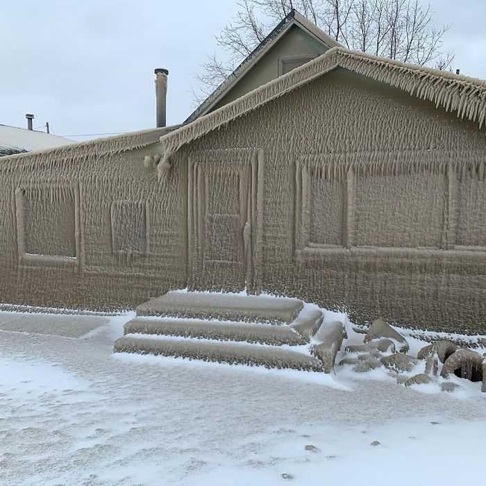 People's Homes Near Lake Erie Get Covered In Thick Ice, They Say It Looks Cool But It's A Nightmare To Live In People's Homes Near Lake Erie Get Covered In Thick Ice, They Say It Looks Cool But It's A Nightmare To Live In