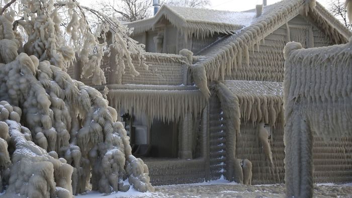 People's Homes Near Lake Erie Get Covered In Thick Ice, They Say It Looks Cool But It's A Nightmare To Live In People's Homes Near Lake Erie Get Covered In Thick Ice, They Say It Looks Cool But It's A Nightmare To Live In