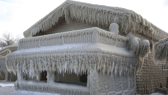 People's Homes Near Lake Erie Get Covered In Thick Ice, They Say It Looks Cool But It's A Nightmare To Live In People's Homes Near Lake Erie Get Covered In Thick Ice, They Say It Looks Cool But It's A Nightmare To Live In