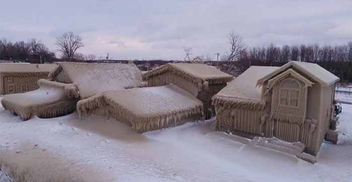 People's Homes Near Lake Erie Get Covered In Thick Ice, They Say It Looks Cool But It's A Nightmare To Live In