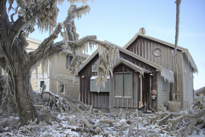 People's Homes Near Lake Erie Get Covered In Thick Ice, They Say It Looks Cool But It's A Nightmare To Live In People's Homes Near Lake Erie Get Covered In Thick Ice, They Say It Looks Cool But It's A Nightmare To Live In