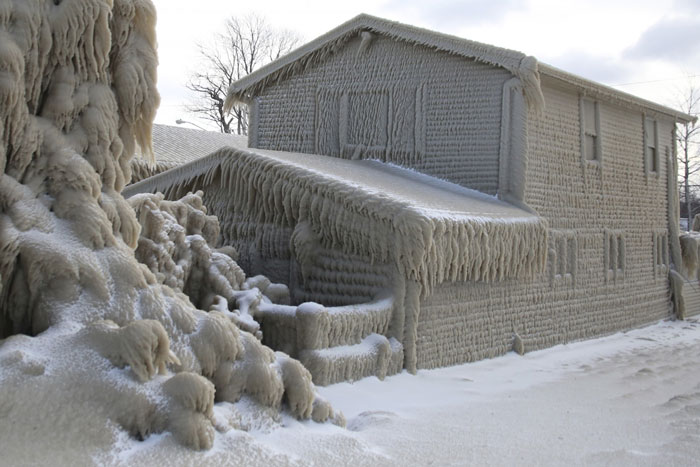 People's Homes Near Lake Erie Get Covered In Thick Ice, They Say It Looks Cool But It's A Nightmare To Live In People's Homes Near Lake Erie Get Covered In Thick Ice, They Say It Looks Cool But It's A Nightmare To Live In